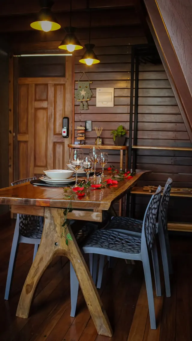 Interior do chalé com mesa posta